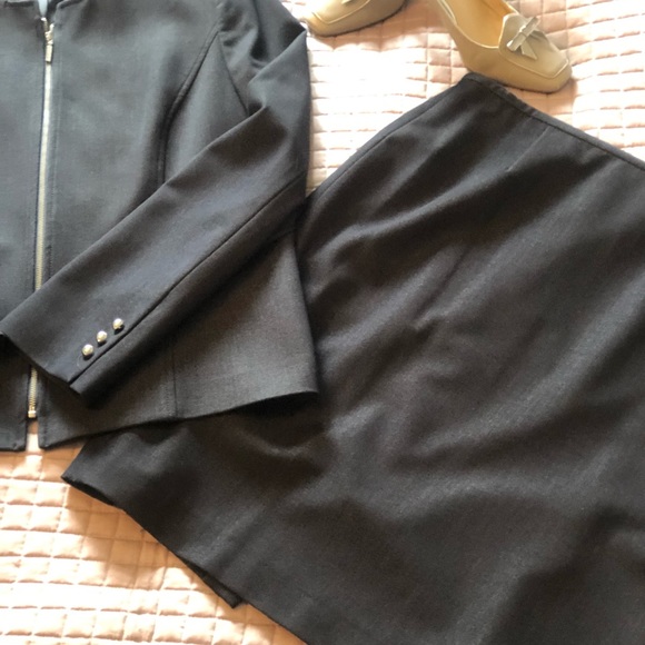 Tahari 2 piece skirt suit, stretch dark denim - Picture 2 of 6